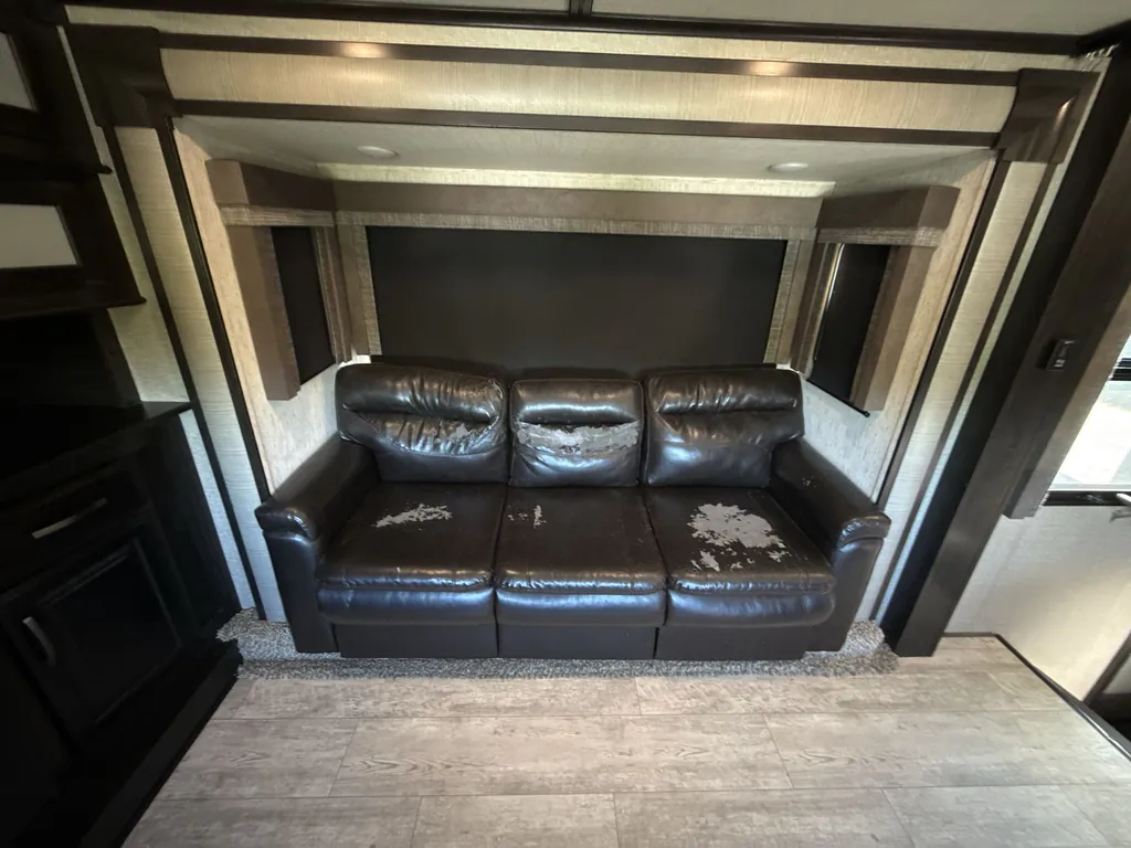 2018 Grand Design Momentum 376TH, Photos photo 20