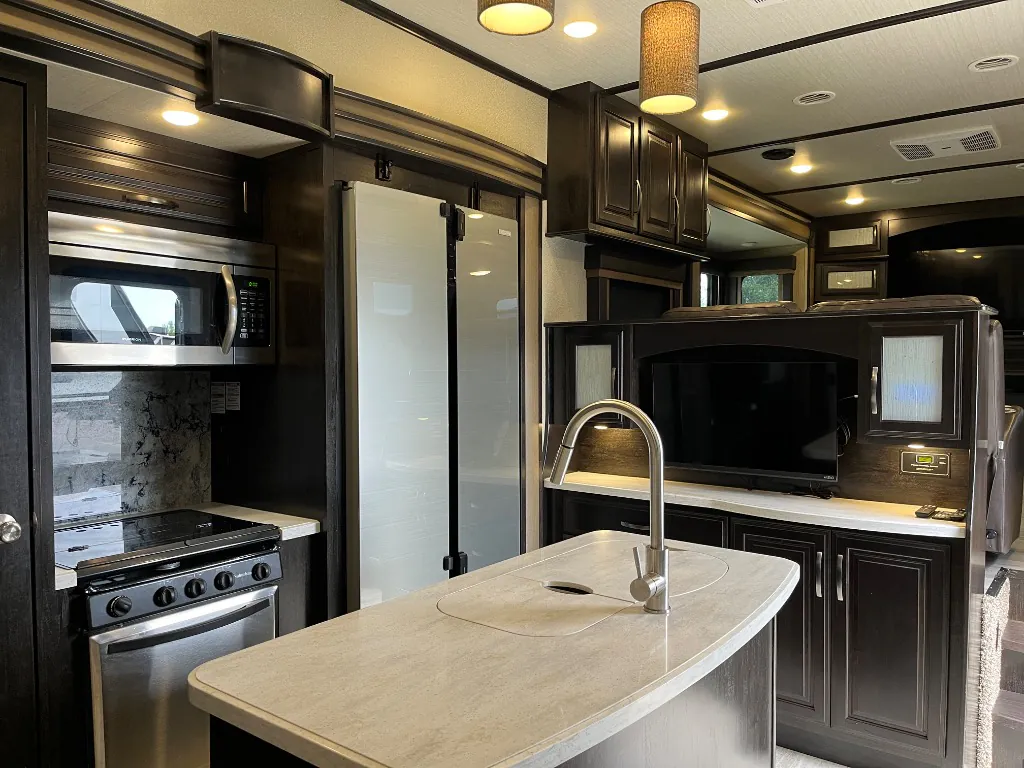 2018 Grand Design Momentum 376TH, Photos photo 12