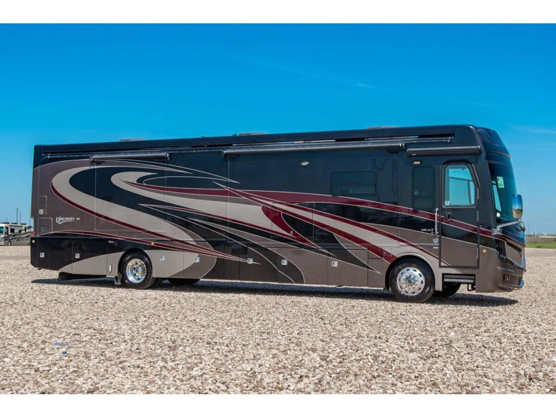 2018 Fleetwood Discovery LXE 40E - Photo 2