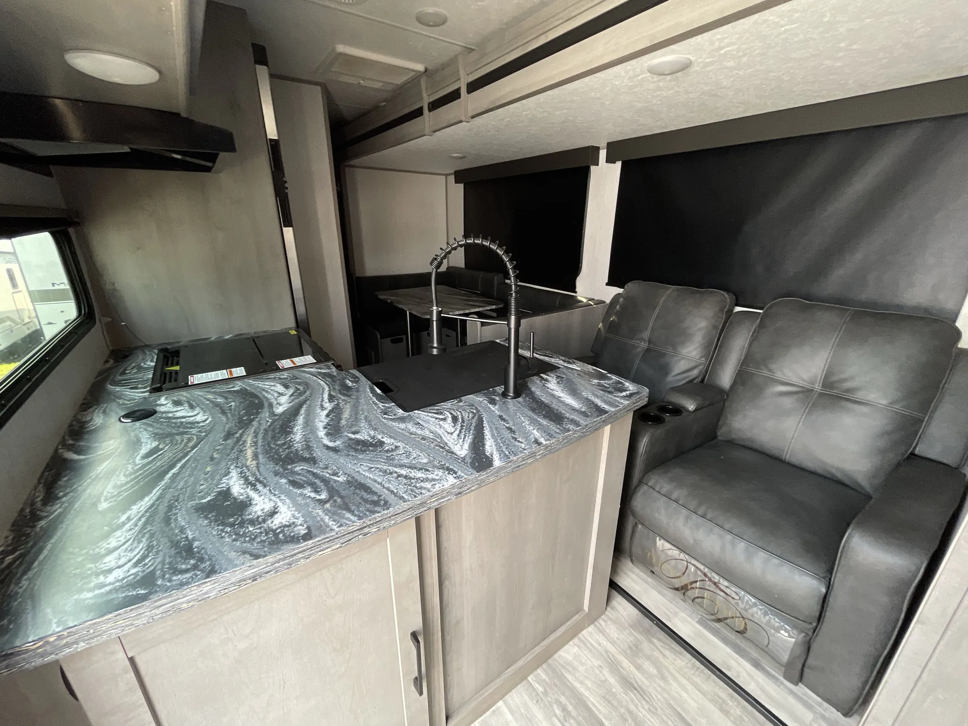 2022 Dutchmen Kodiak Ultra-Lite 283BHSL — living area main