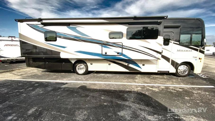 2022 Thor Motor Coach Miramar 35.2 - Photo 3
