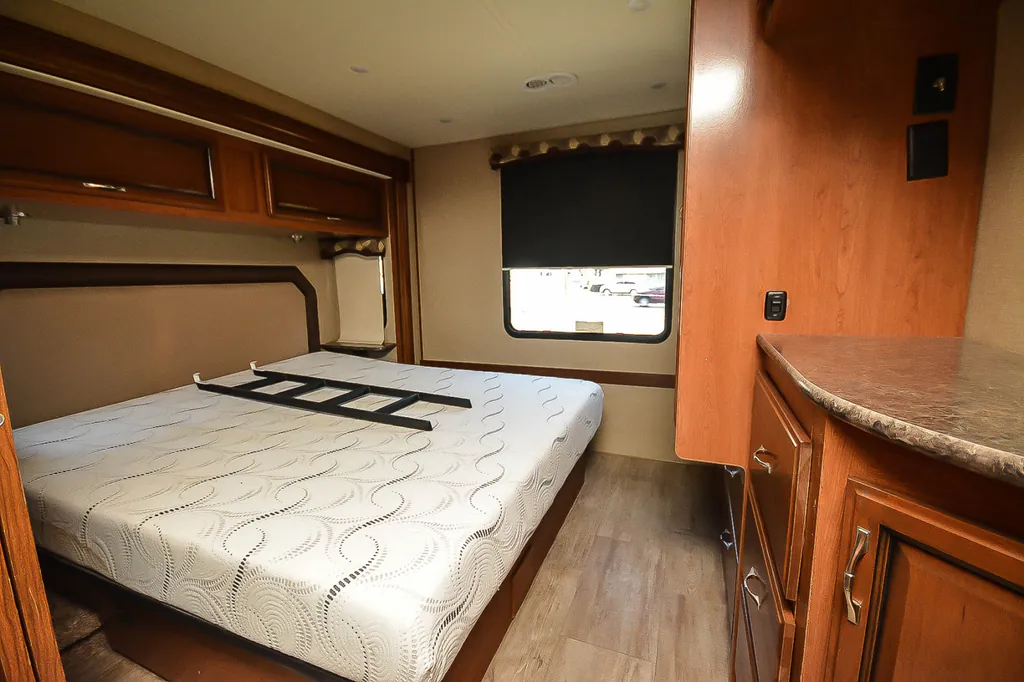 2017 Fleetwood Flair 30P, Photos photo 17