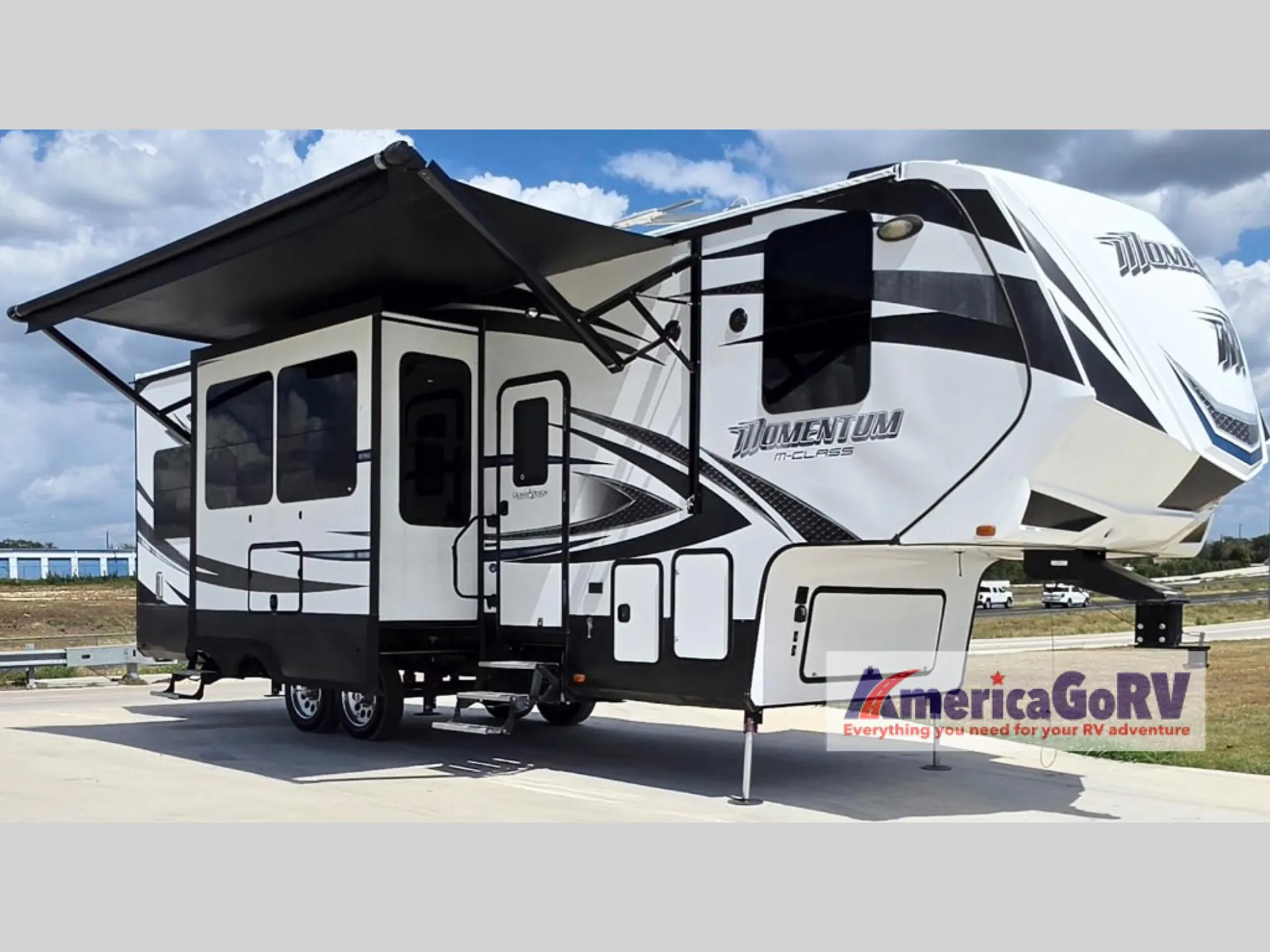 2015 Grand Design Momentum M-Class 328M - Photo 2