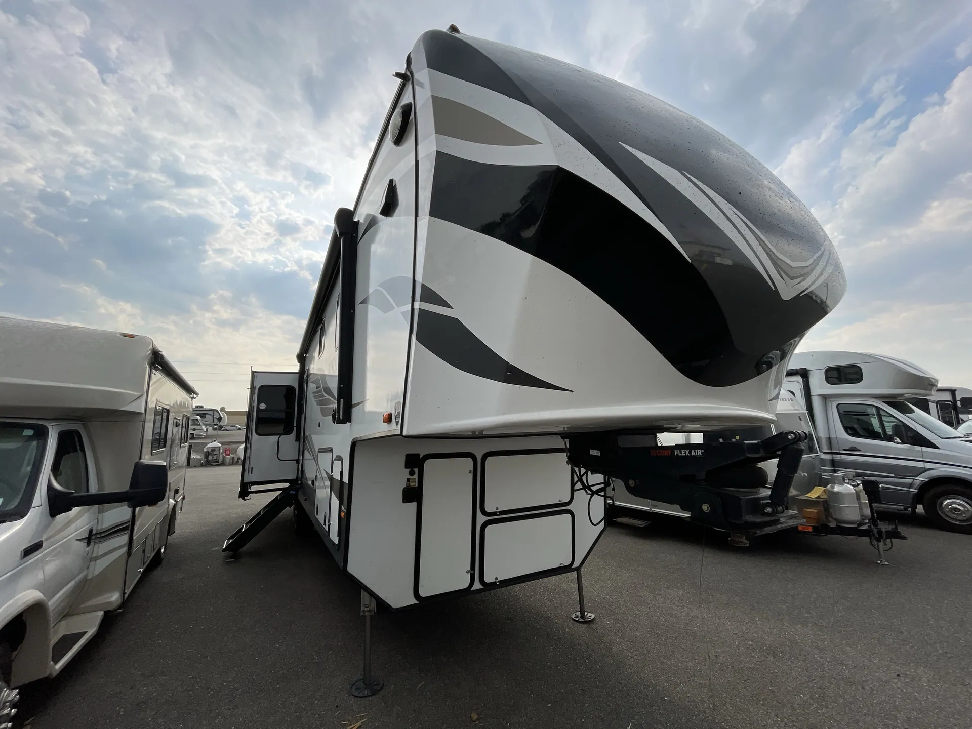 2021 Heartland Bighorn Traveler 35BK - Photo 2