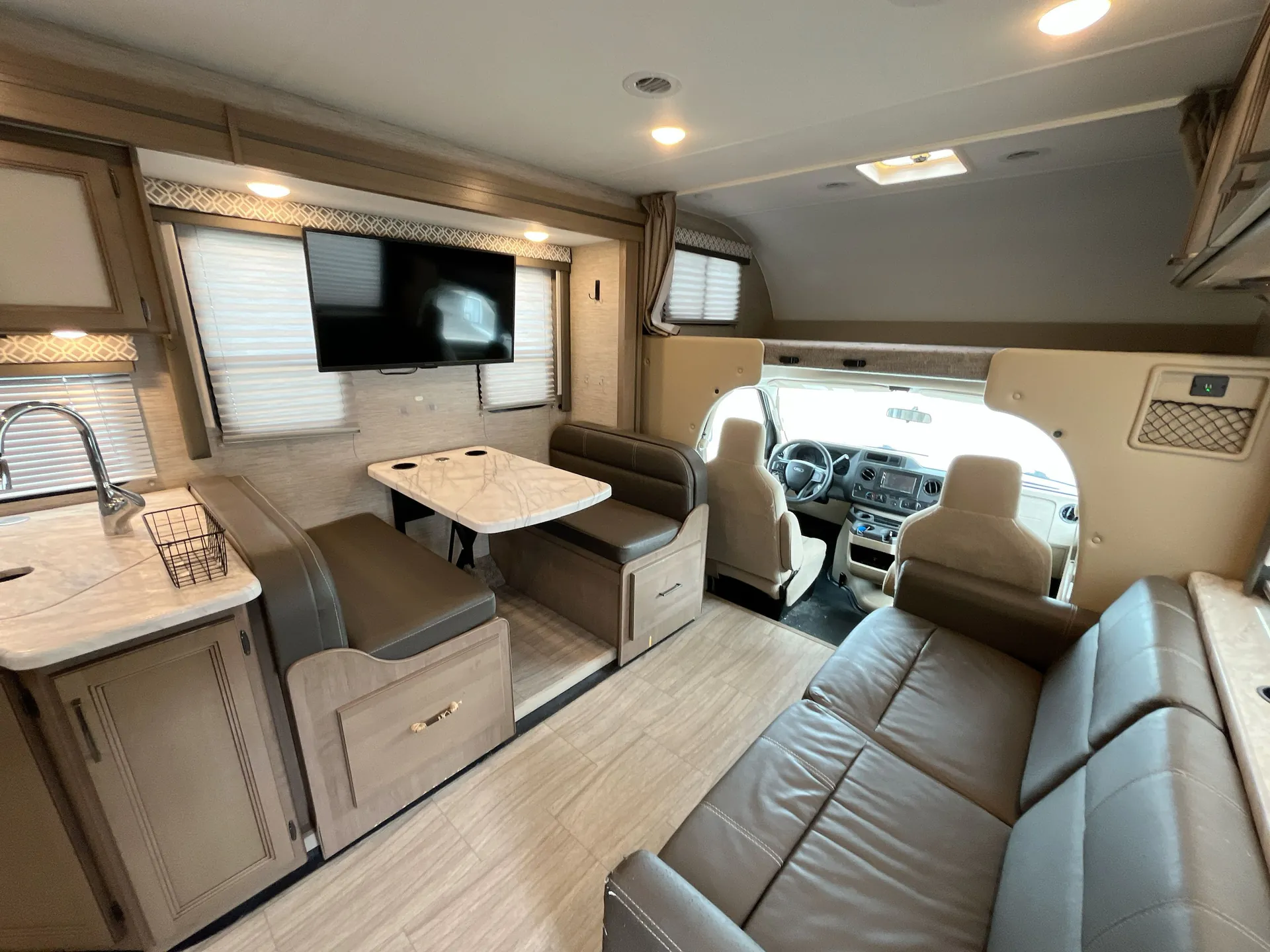 2022 Thor Motor Coach Coleman 28CM — living area main