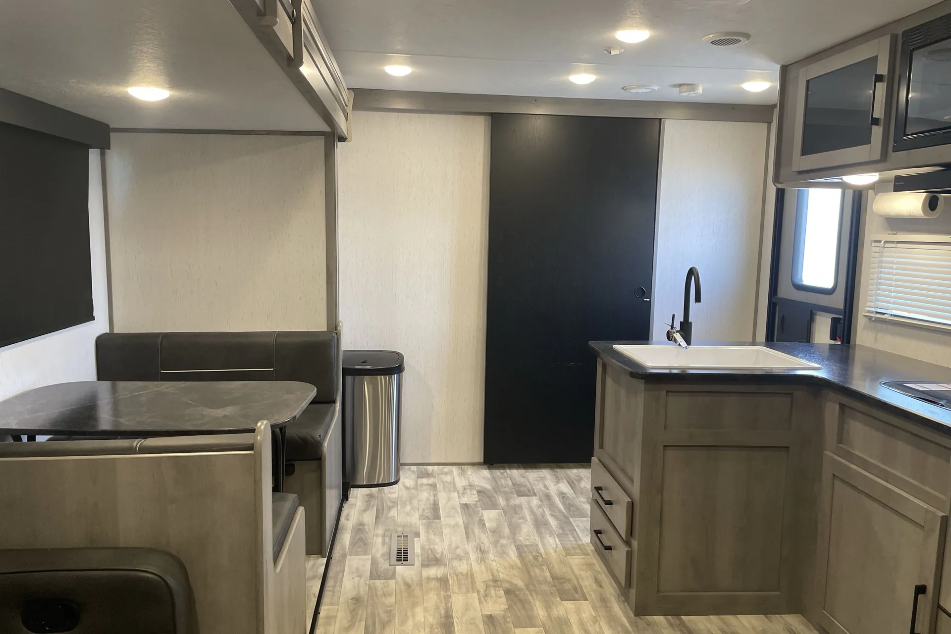 2022 Dutchmen Kodiak SE 27SBH — campside