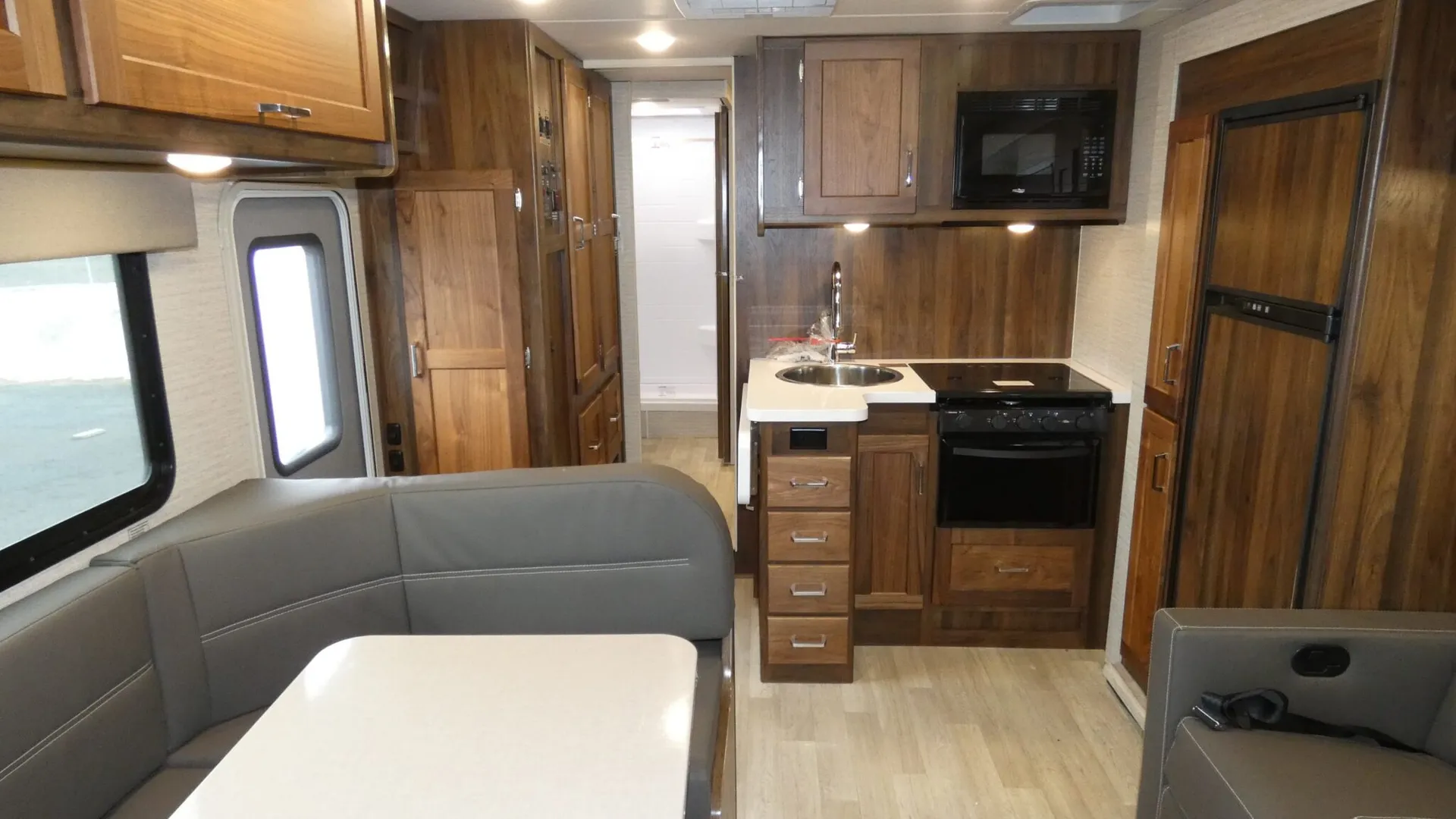 2025 Winnebago Minnie Winnie 26T - Photo 3