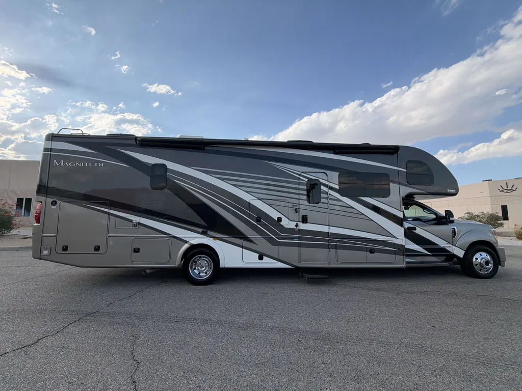2023 Thor Motor Coach Magnitude RS36, Photos photo 8