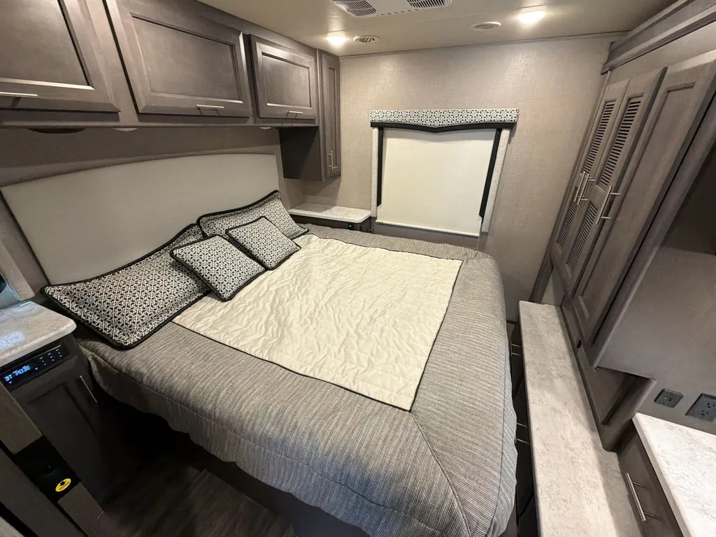 2023 Thor Motor Coach Magnitude RS36, Photos photo 14