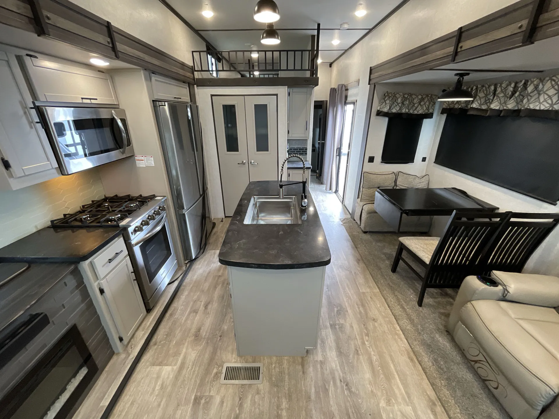 2021 CrossRoads Hampton 375DBL — living area main