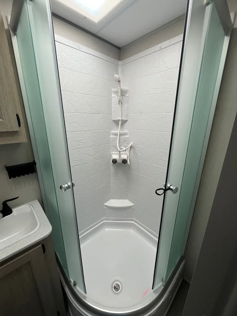 2026 Coachmen Catalina Legacy Edition 343BHTS (2 Queen Beds), Photos photo 33