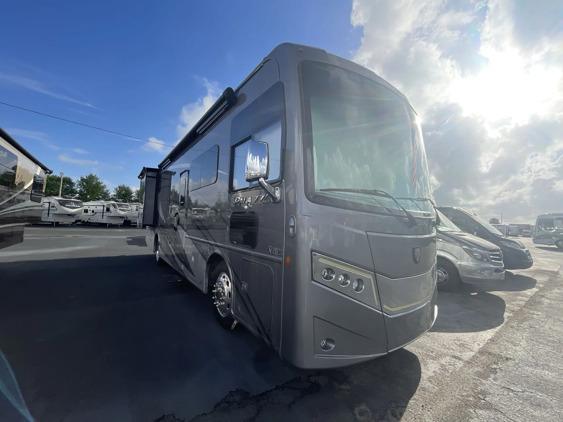 2023 Thor Motor Coach Palazzo 33.6 - Photo 2