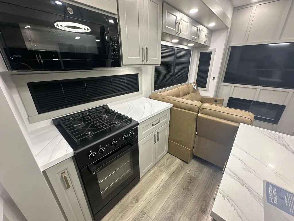 2026 Brinkley Model G 3950, Photos photo 2