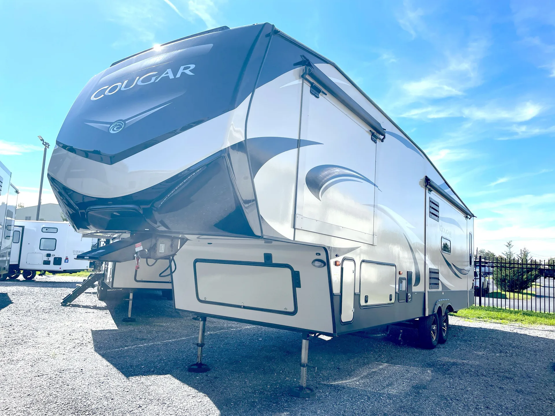 2019 Keystone Cougar 315RLS — front