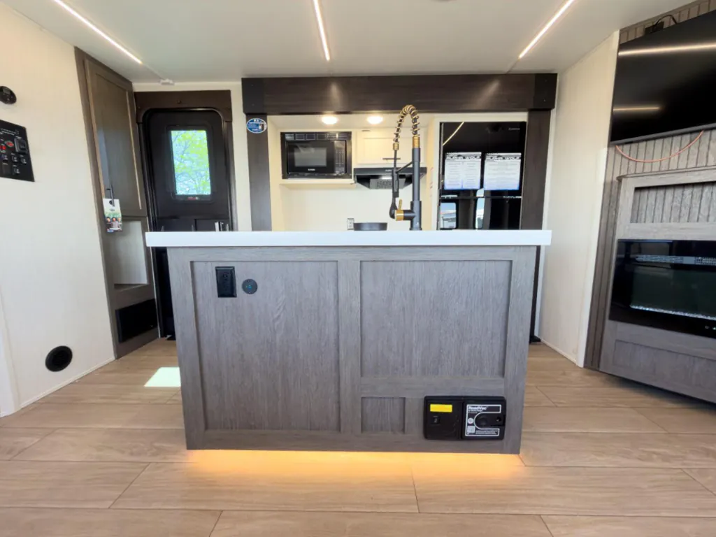 2026 Forest River Cherokee Alpha Wolf 33BH, Photos photo 21