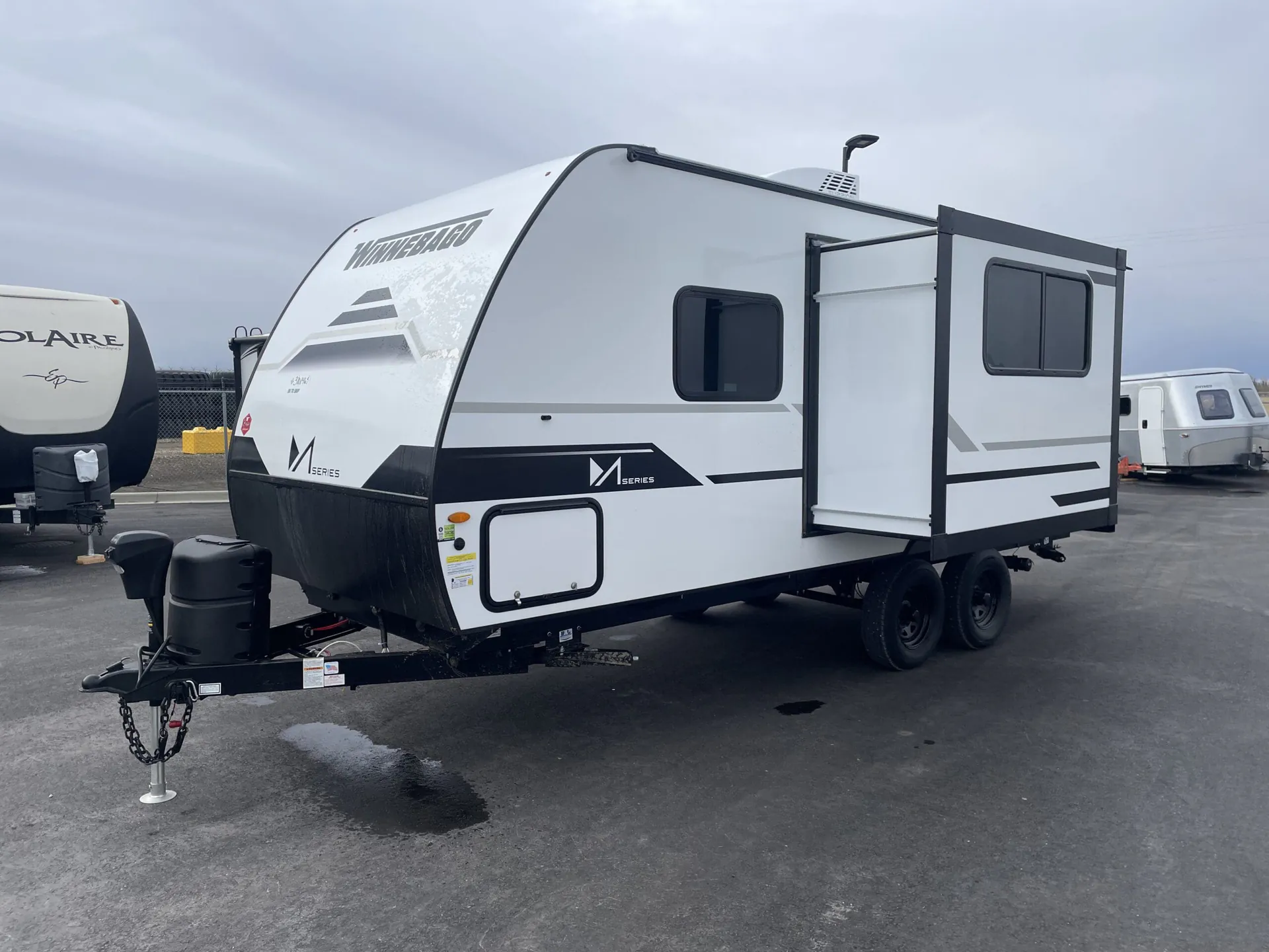 2025 Winnebago M-Series 1923RB - Photo 3