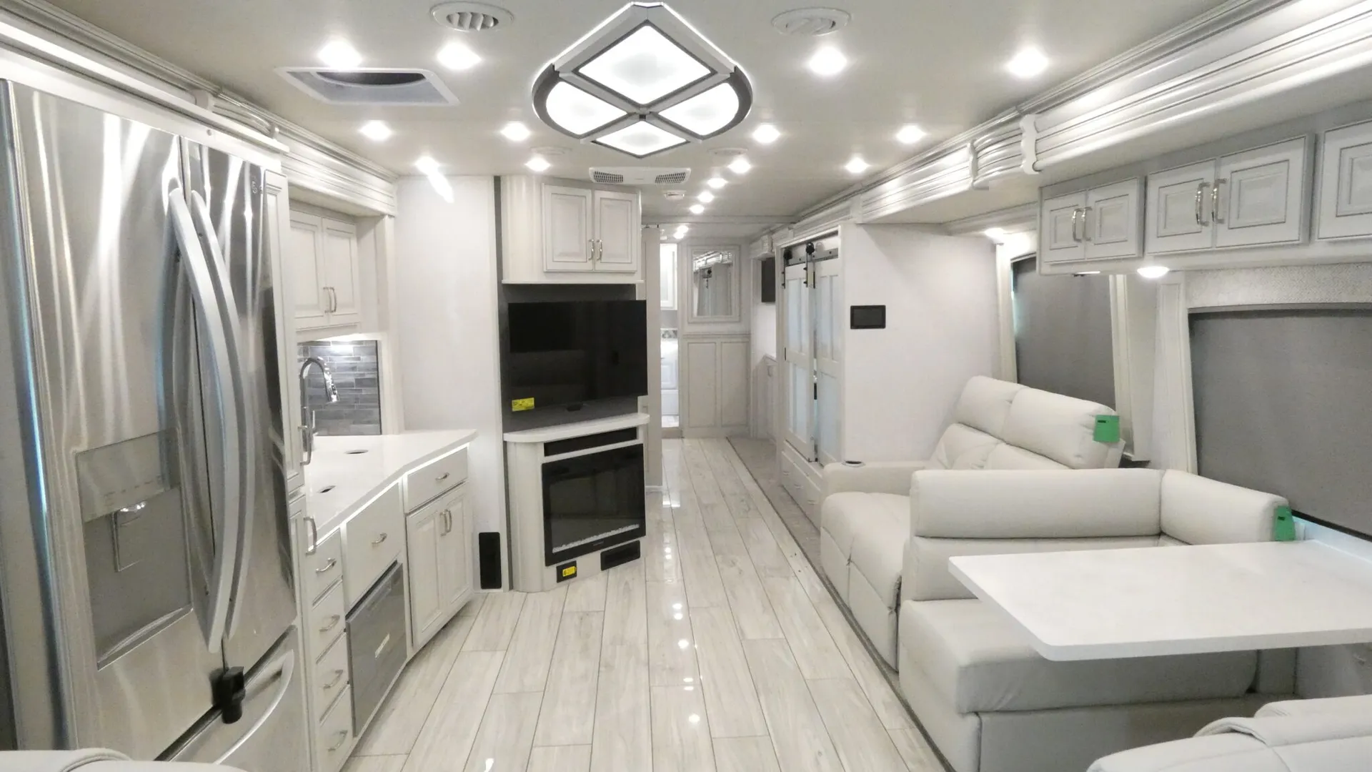 2026 Holiday Rambler Endeavor 38N - Photo 3