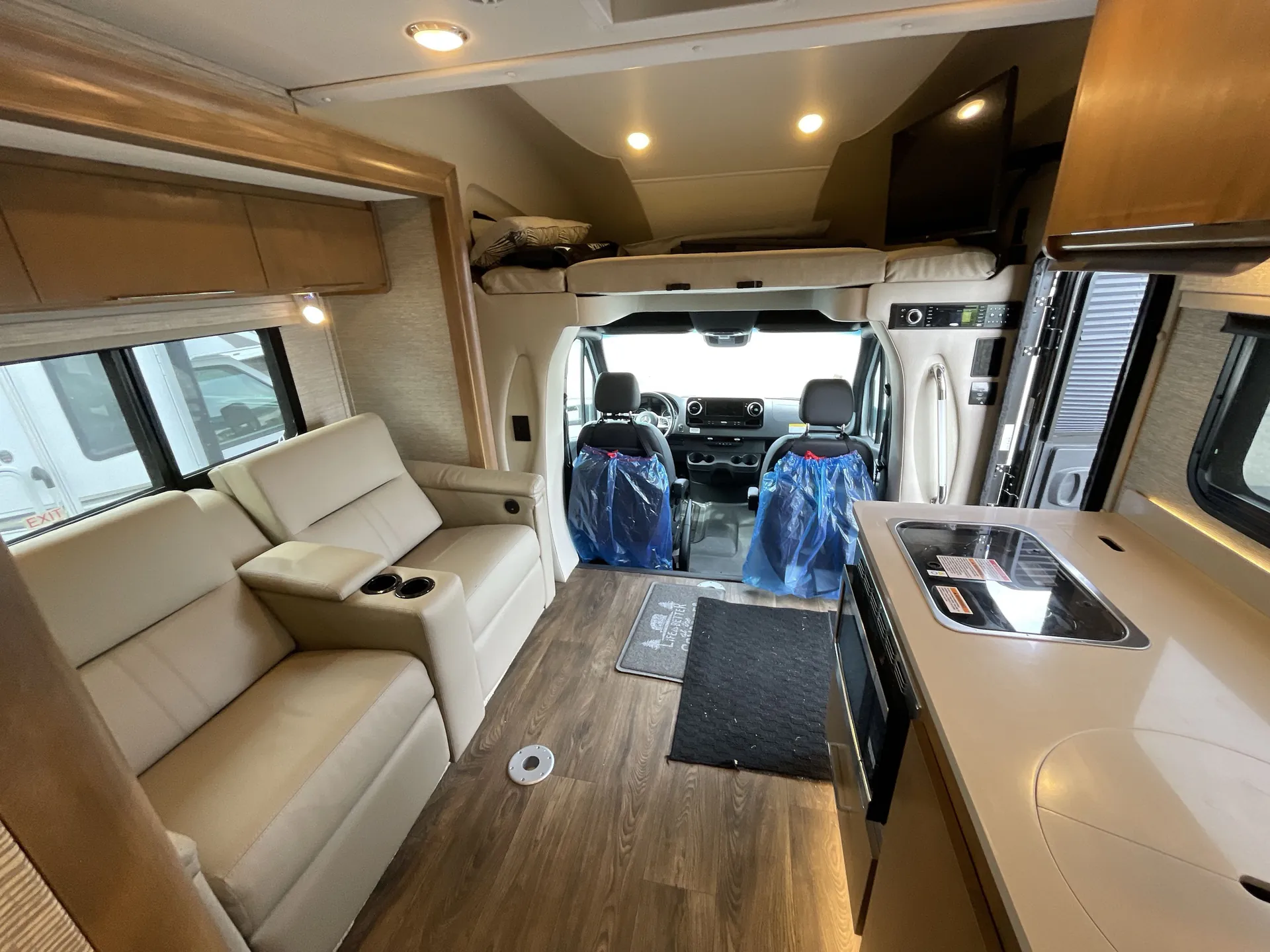 2020 Tiffin Wayfarer 25 QW — living area main