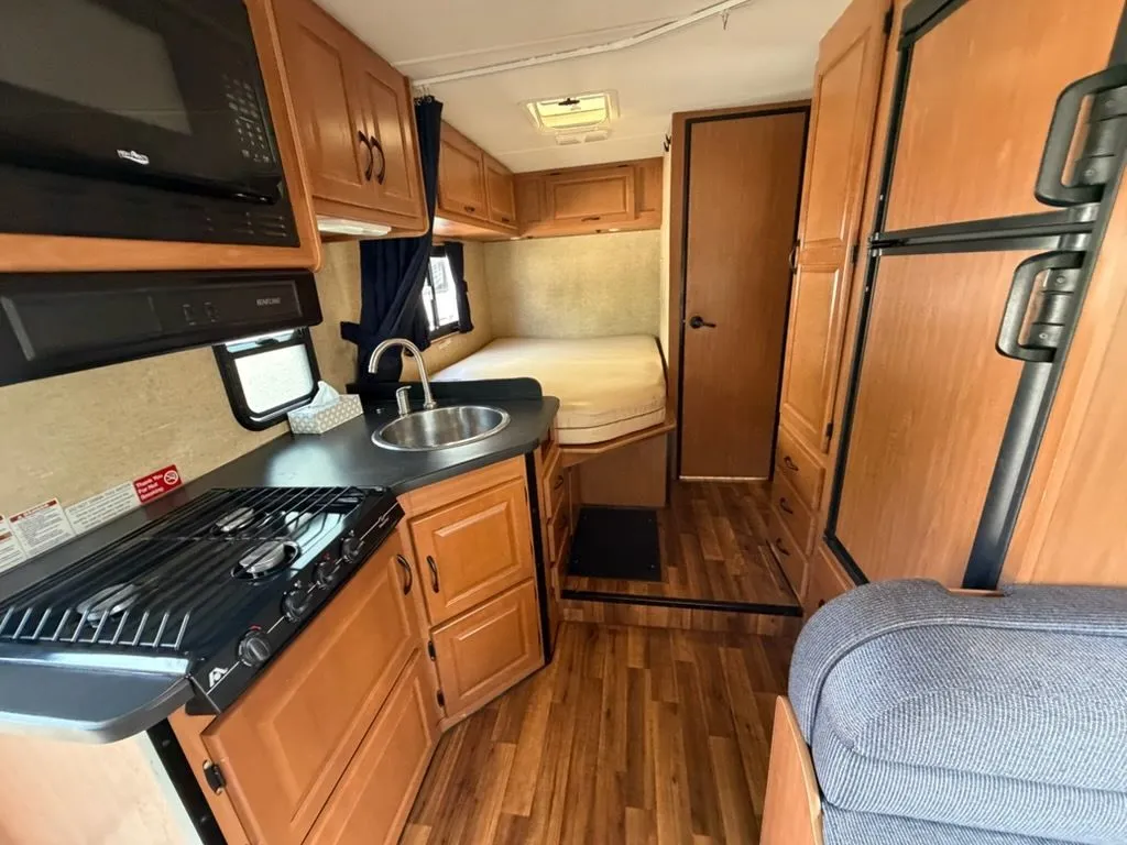 2017 Thor Motor Coach Thor Majestic 24.1 - Photo 4