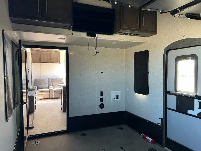 2019 Keystone Raptor 423, Photos photo 9