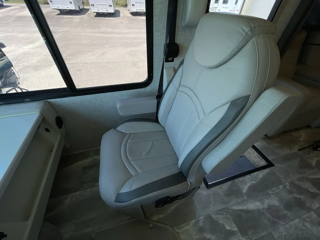 2023 Thor Motor Coach Challenger 35MQ, Photos photo 29