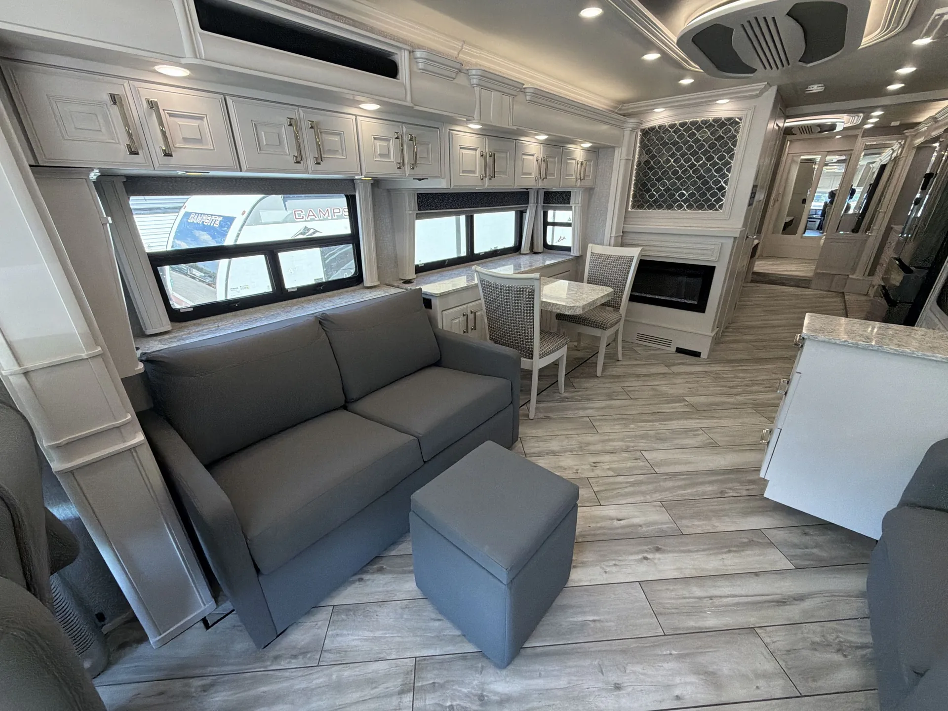 2022 American Coach American Dream 42Q — living area main