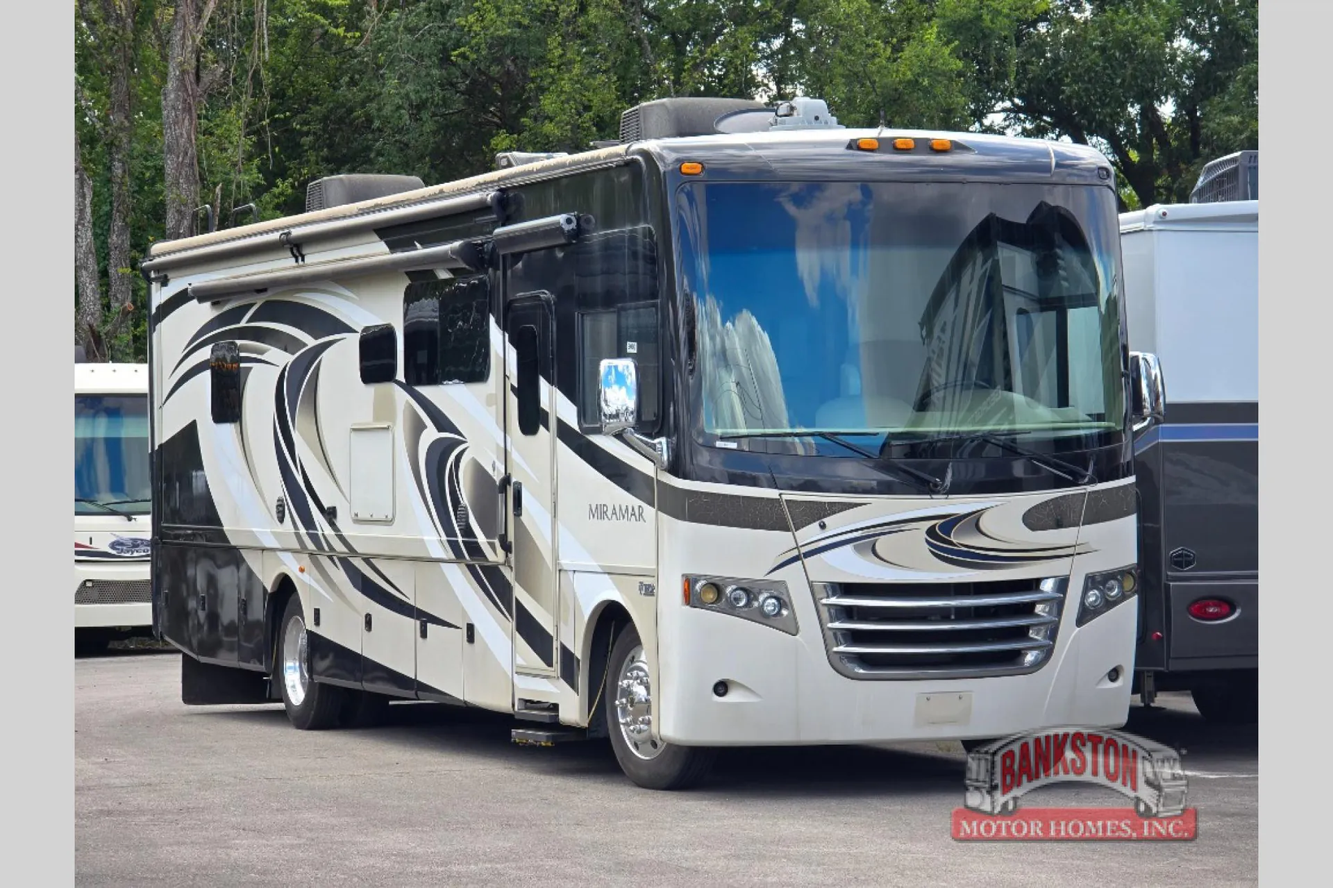 2017 Thor Motor Coach Miramar 35.2 - Photo 2
