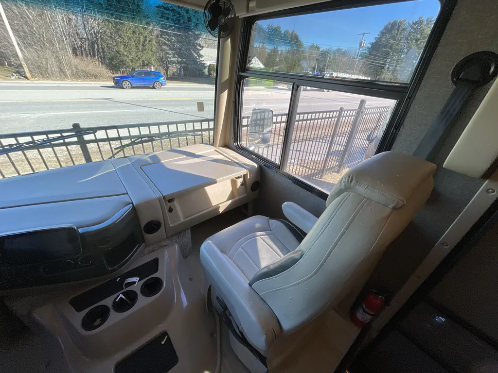 2022 Thor Motor Coach Challenger 35MQ, Photos photo 25