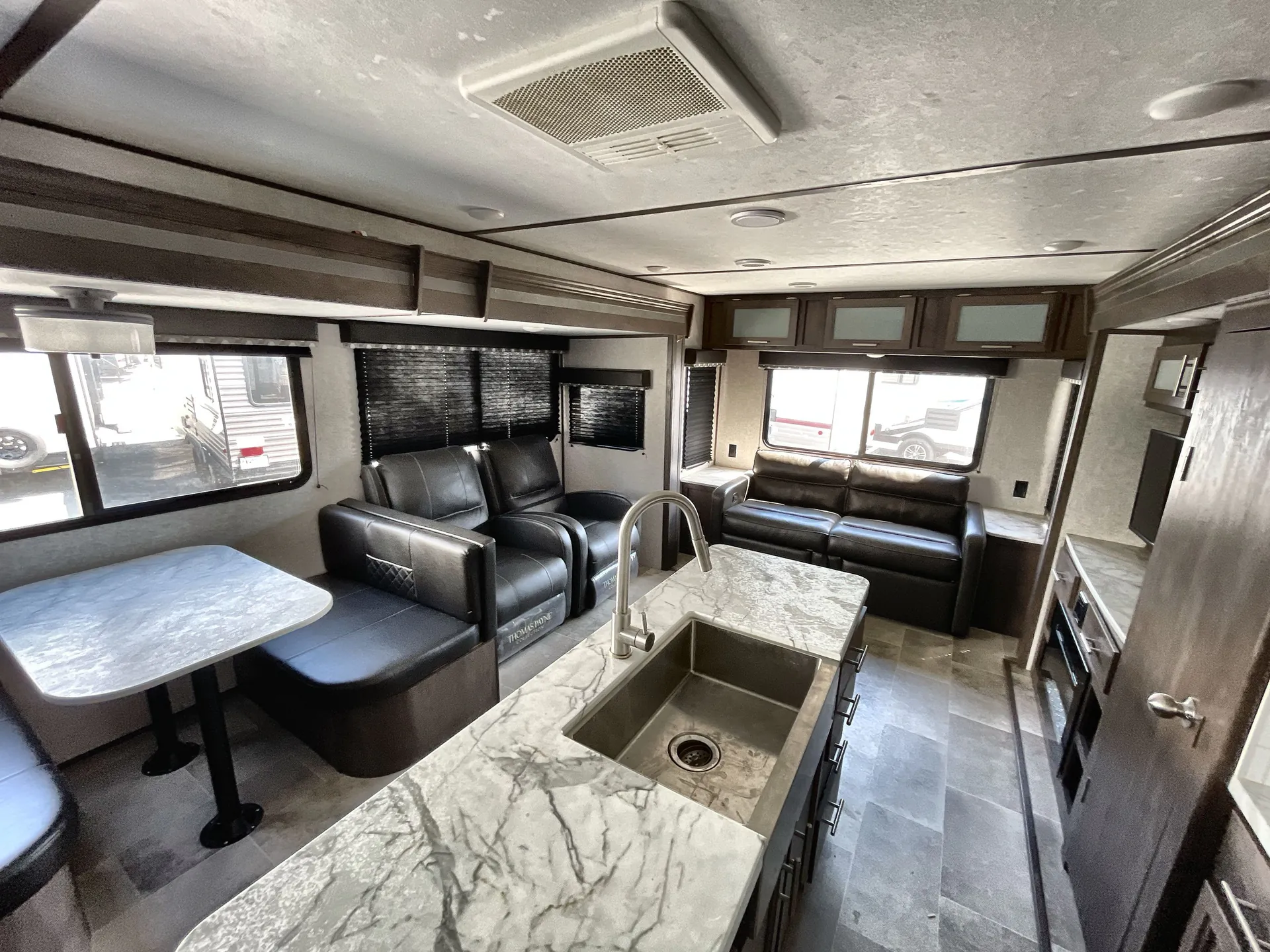 2021 Dutchmen Coleman Light 2955RL — living area main