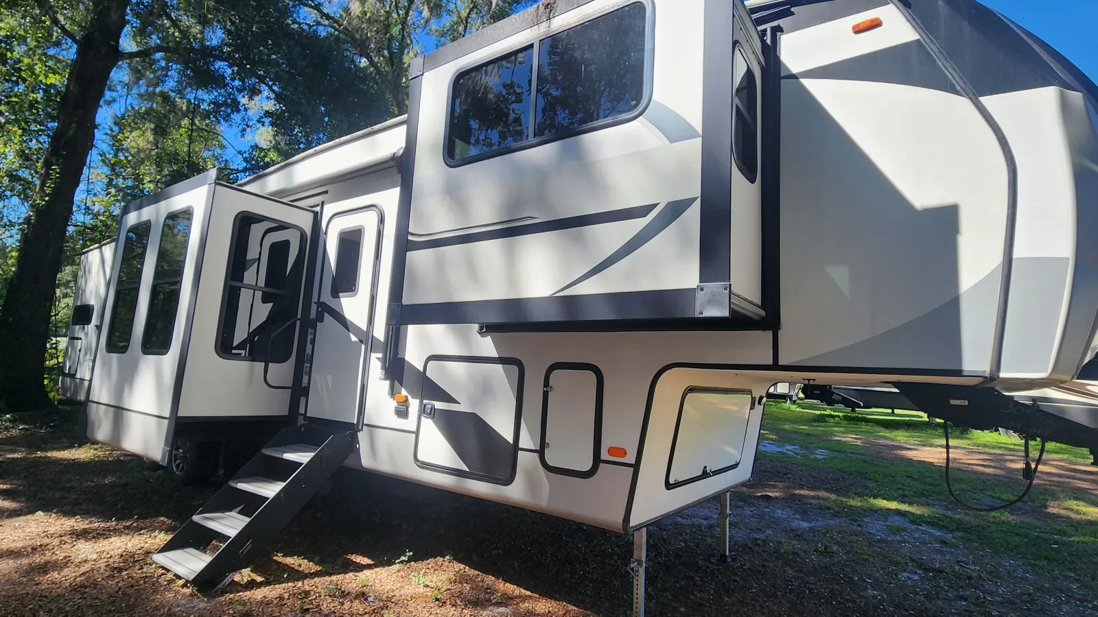 2023 Coachmen Chaparral 334FL - Photo 2