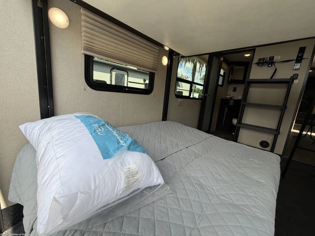 2018 Dutchmen Voltage Triton 3551, Photos photo 20