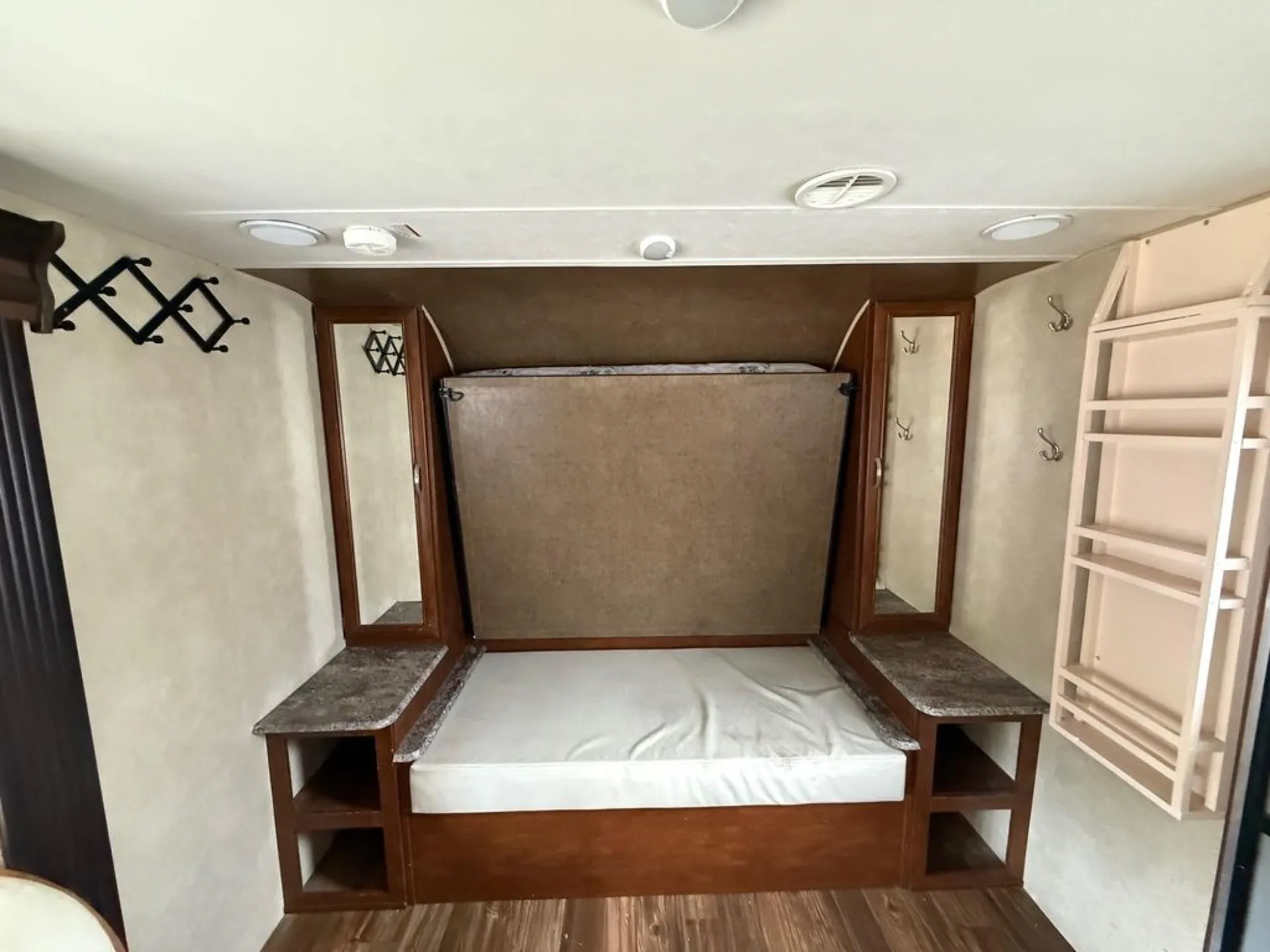 2016 Forest River Vibe Extreme Lite 21FBS dealer photo 6 from Motorhomes of California