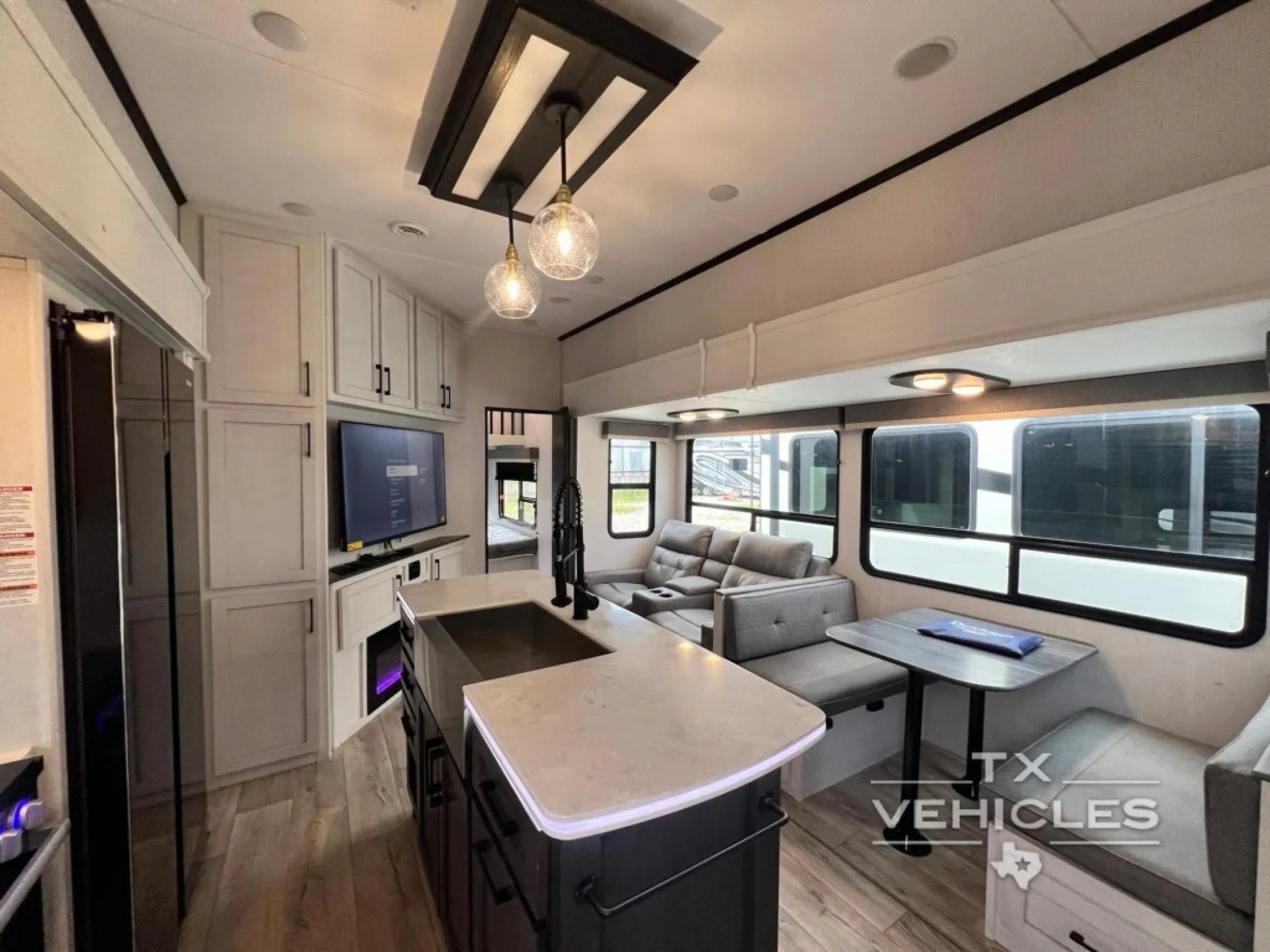 2024 Dutchmen Astoria Platinum 3603LFP dealer photo 1 from TX Vehicles