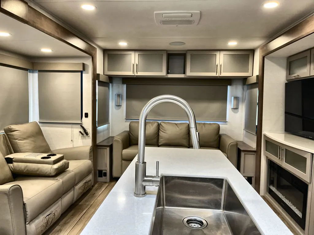 2025 Alliance RV Avenue 332RL - Photo 3