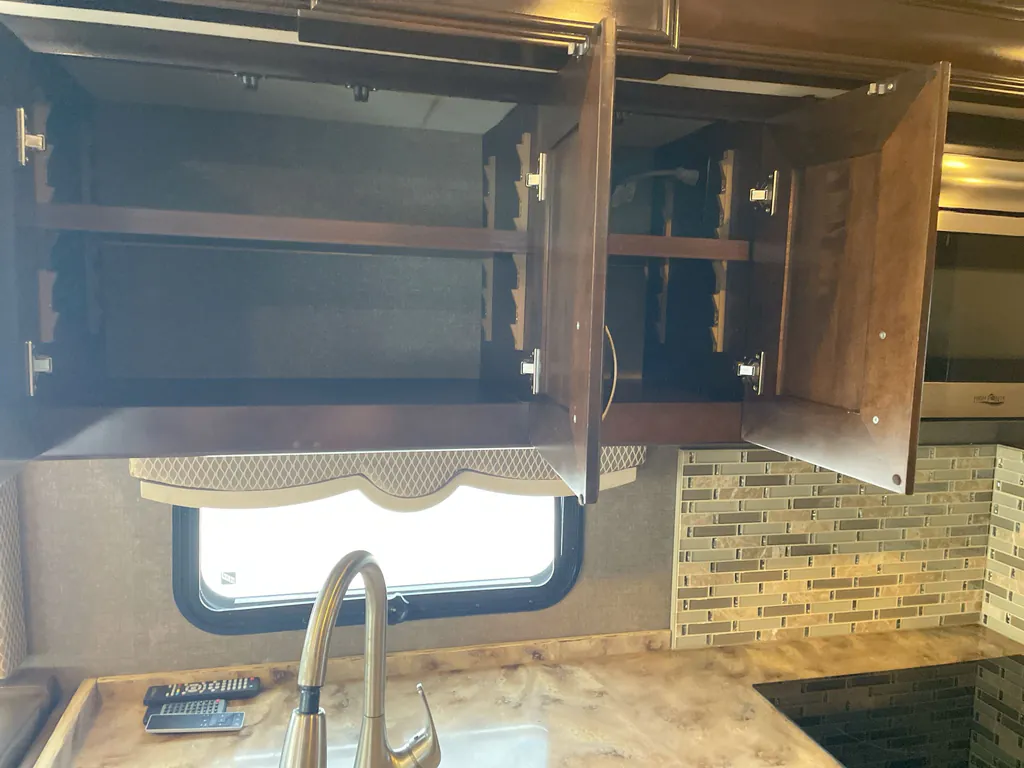 2017 Thor Motor Coach Challenger 37YT, Photos photo 12