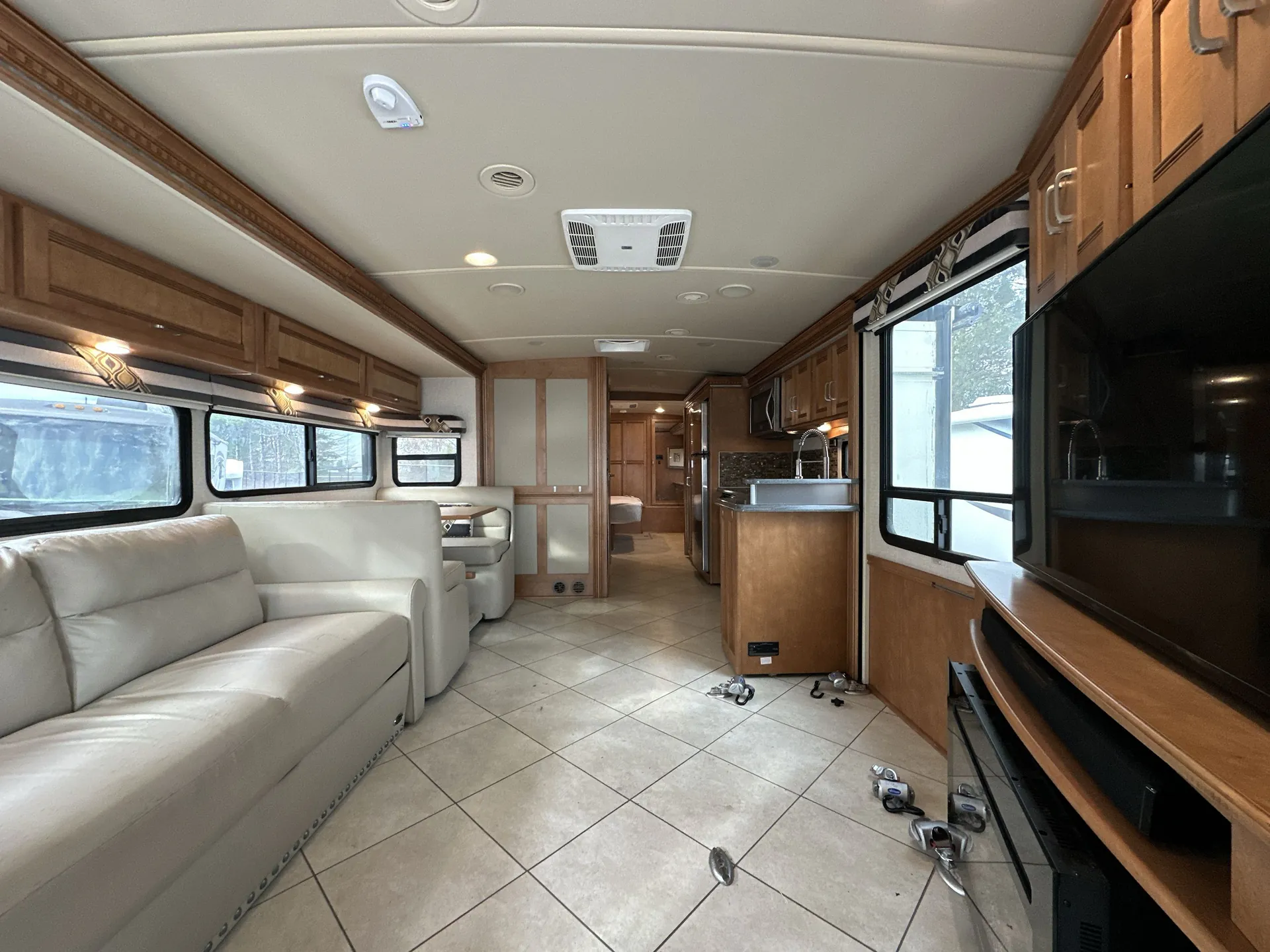2016 Winnebago Solei 36G — living area main