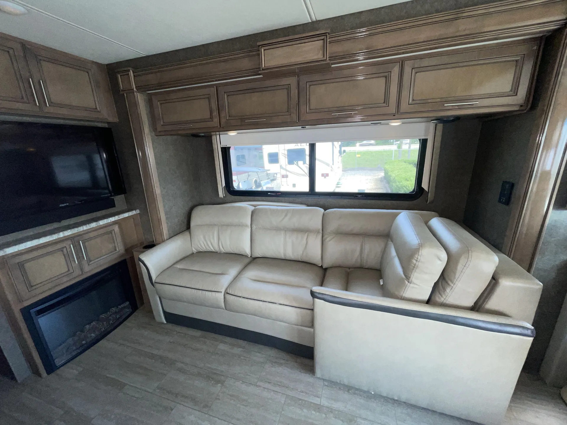 2020 Thor Motor Coach Challenger 37YT dealer photo 3 from Camping World