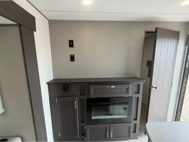 2027 Coachmen Catalina Legacy Edition 323BHDSCK - Photo 4