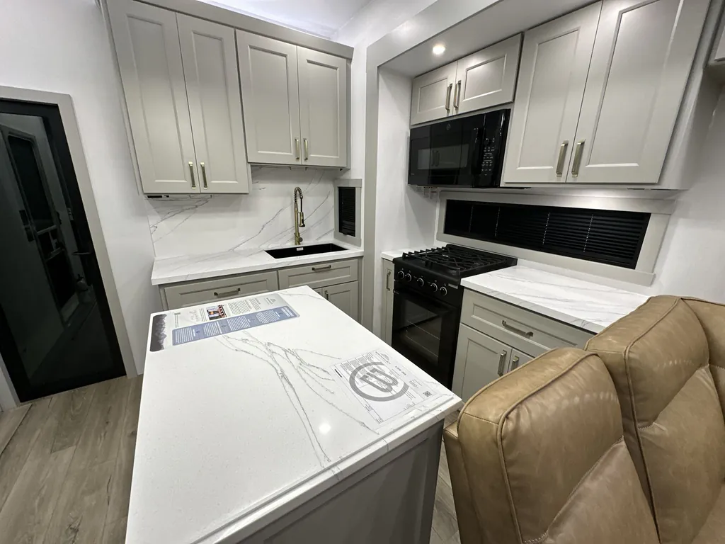 2026 Brinkley Model G 3970, Photos photo 15