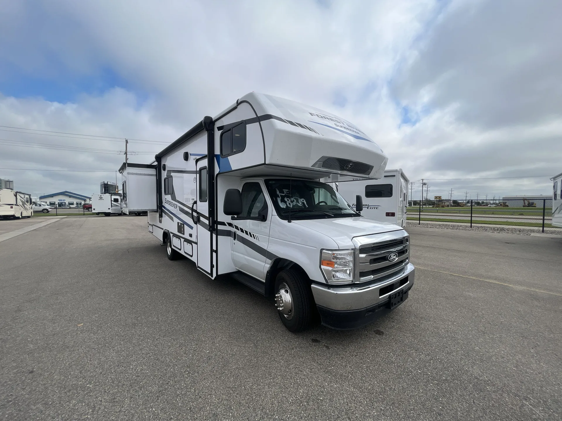 2026 Forest River Sunseeker Le 2550DSF - Main photo