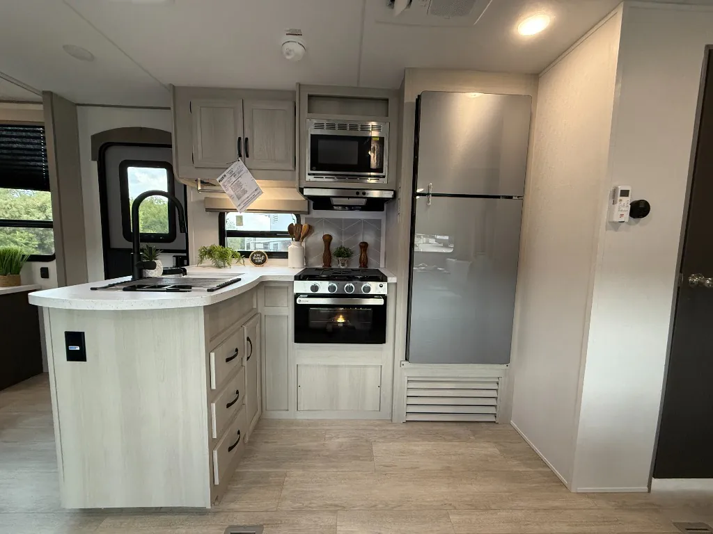 2027 Coachmen Catalina Legacy Edition 343BHTS (2 Queen Beds), Photos photo 31