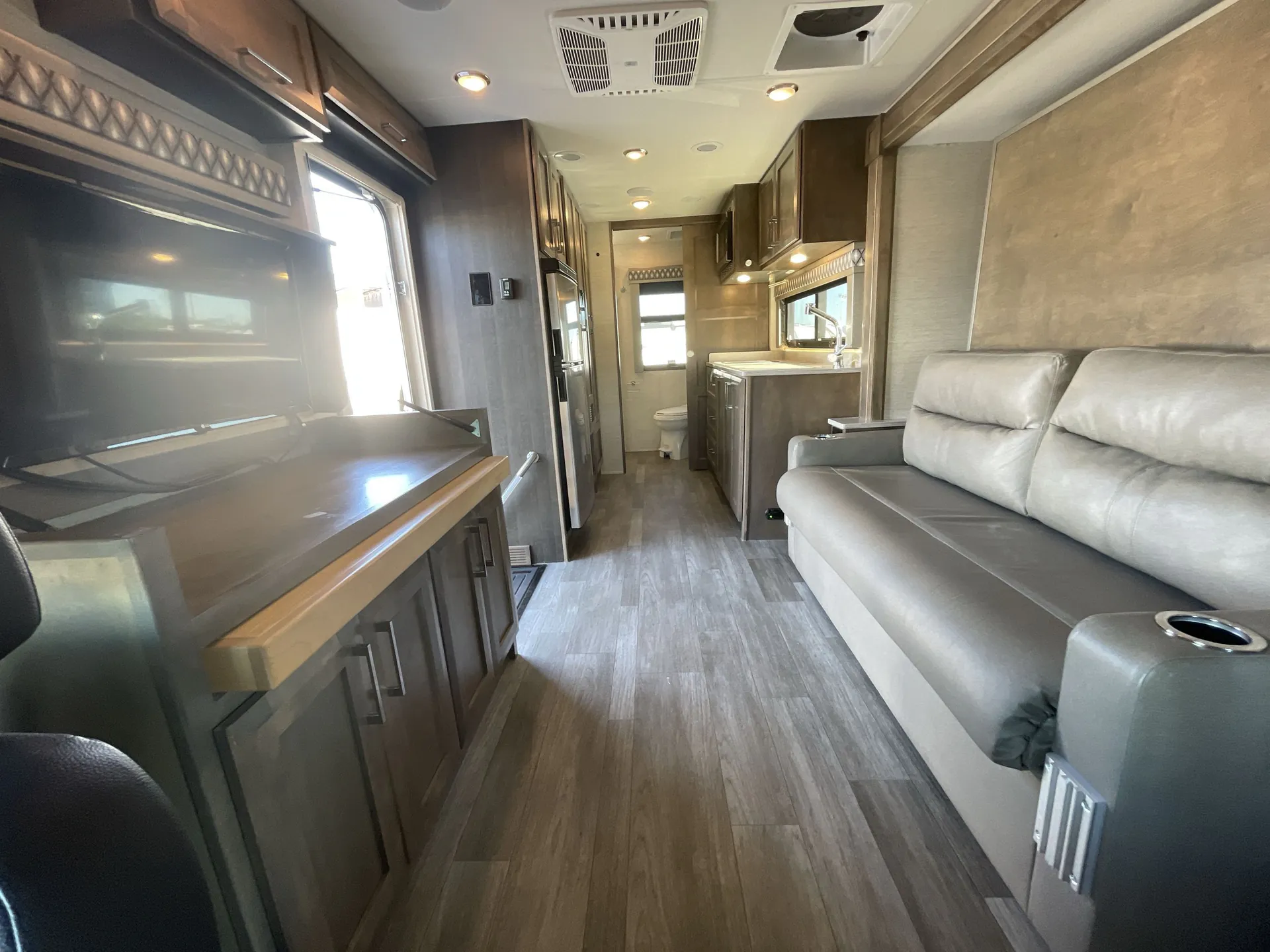 2023 Tiffin Wayfarer 25 JW — living area main