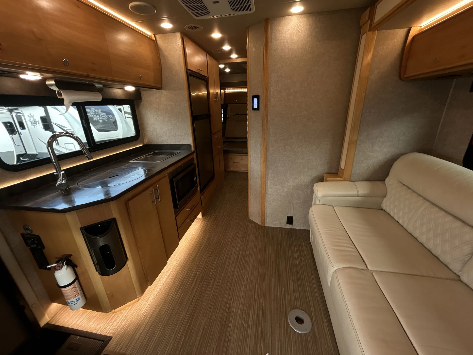 2017 Tiffin Wayfarer 24 QW — living area main