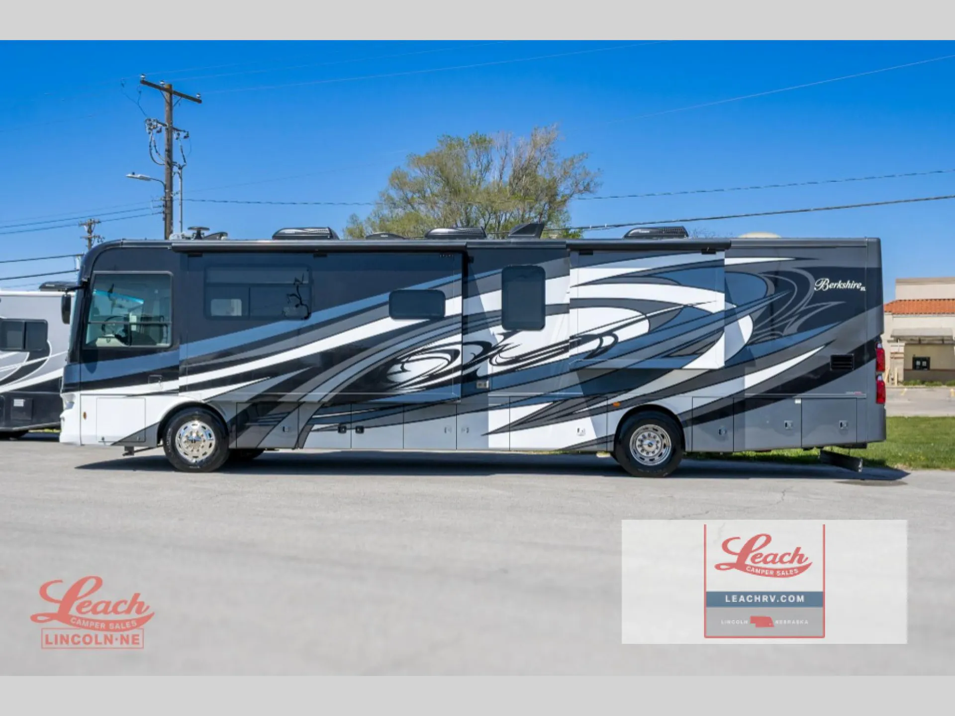 2019 Forest River Berkshire XL 40D - Photo 4