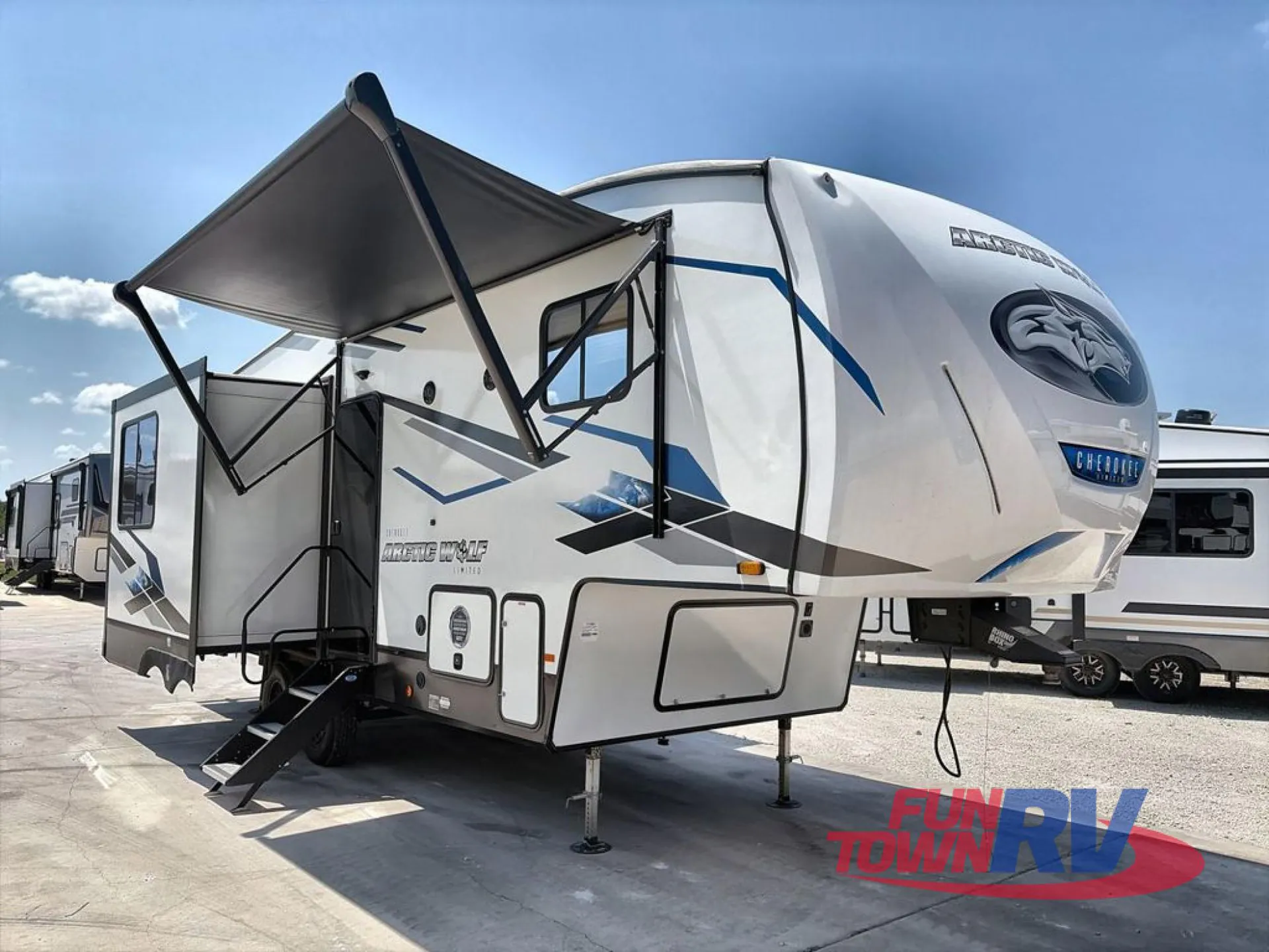 2024 Forest River Cherokee Arctic Wolf 27SGS - Photo 2
