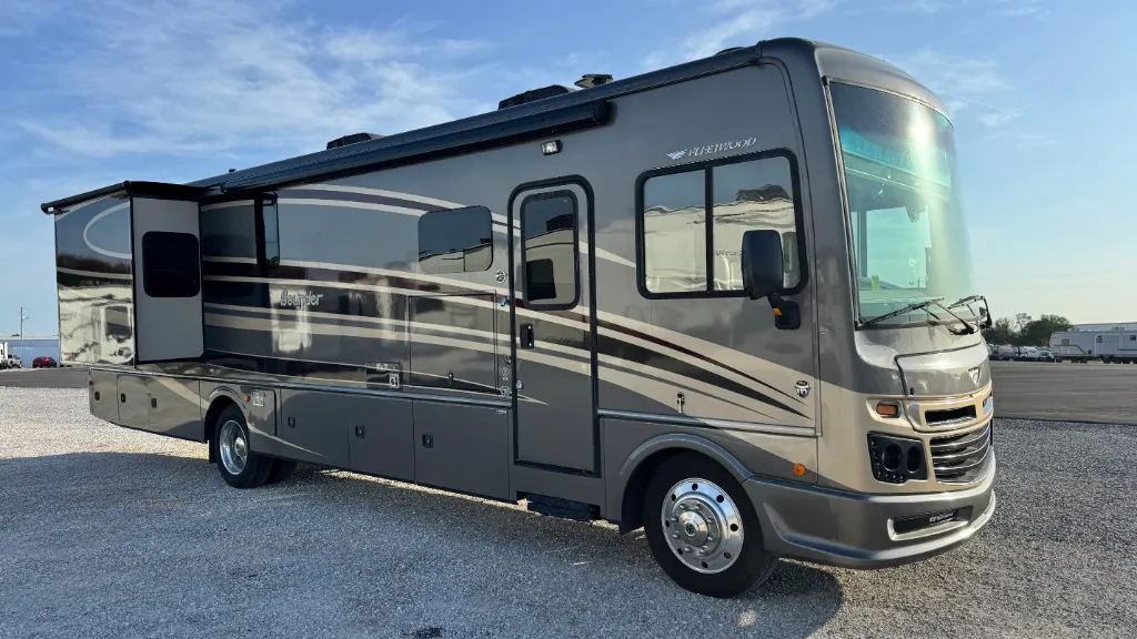2016 Fleetwood Bounder 35K - Photo 2