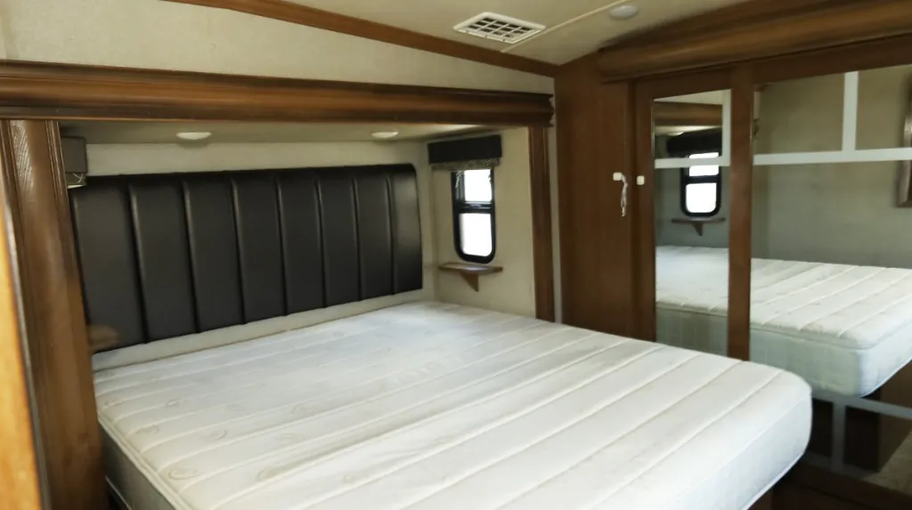 2018 Forest River Cedar Creek Hathaway Edition 34RE — Photo 7