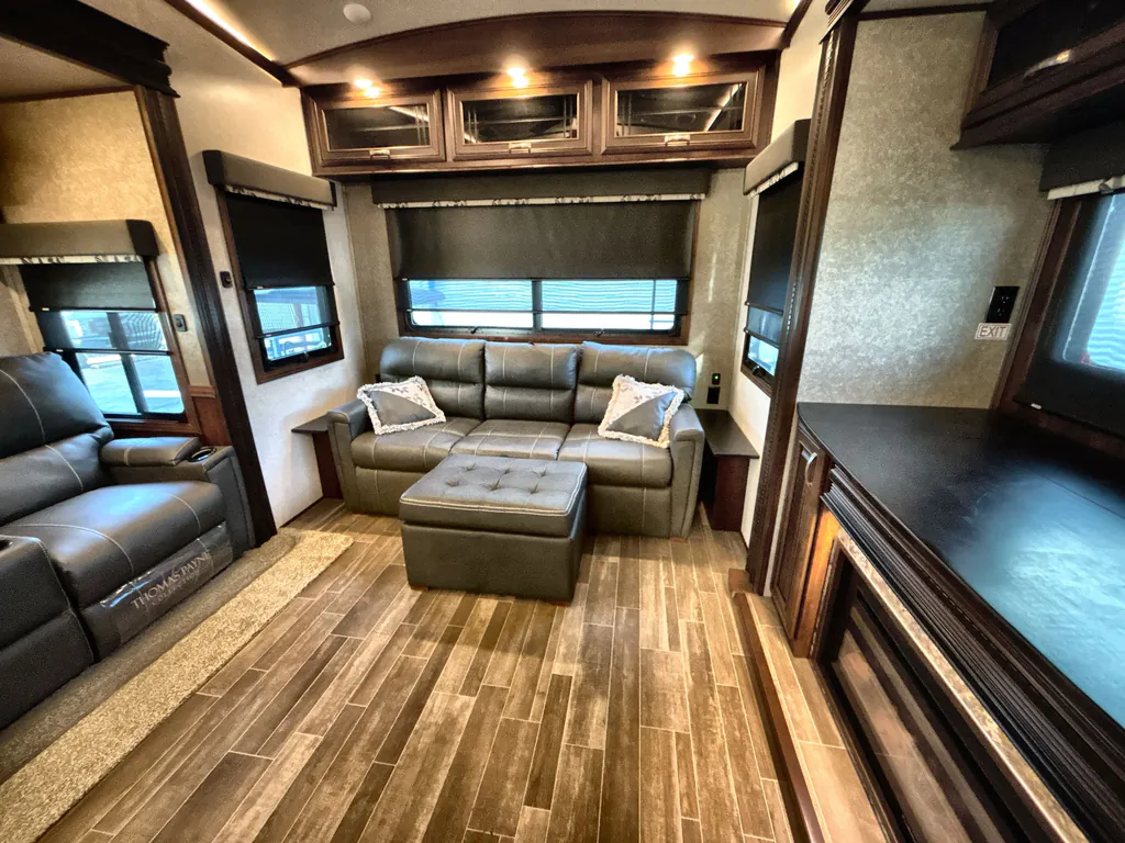 2018 Jayco Pinnacle 36FBTS, Photos photo 2