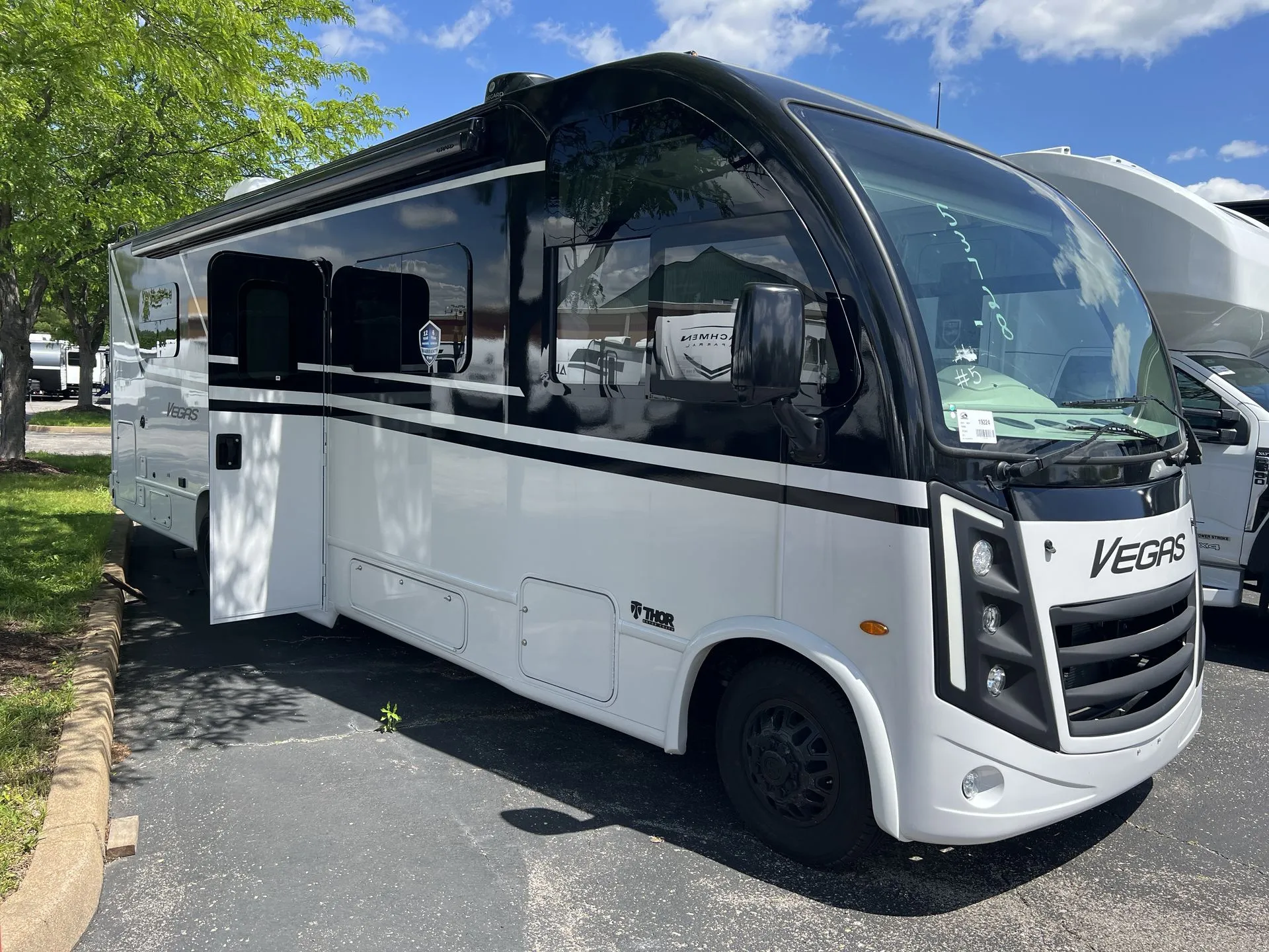 2026 Thor Motor Coach Vegas 281 - Photo 2