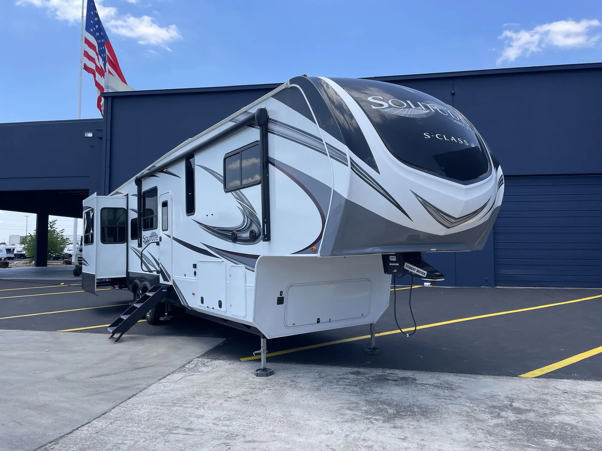 2023 Grand Design Solitude 3330RE - Photo 2